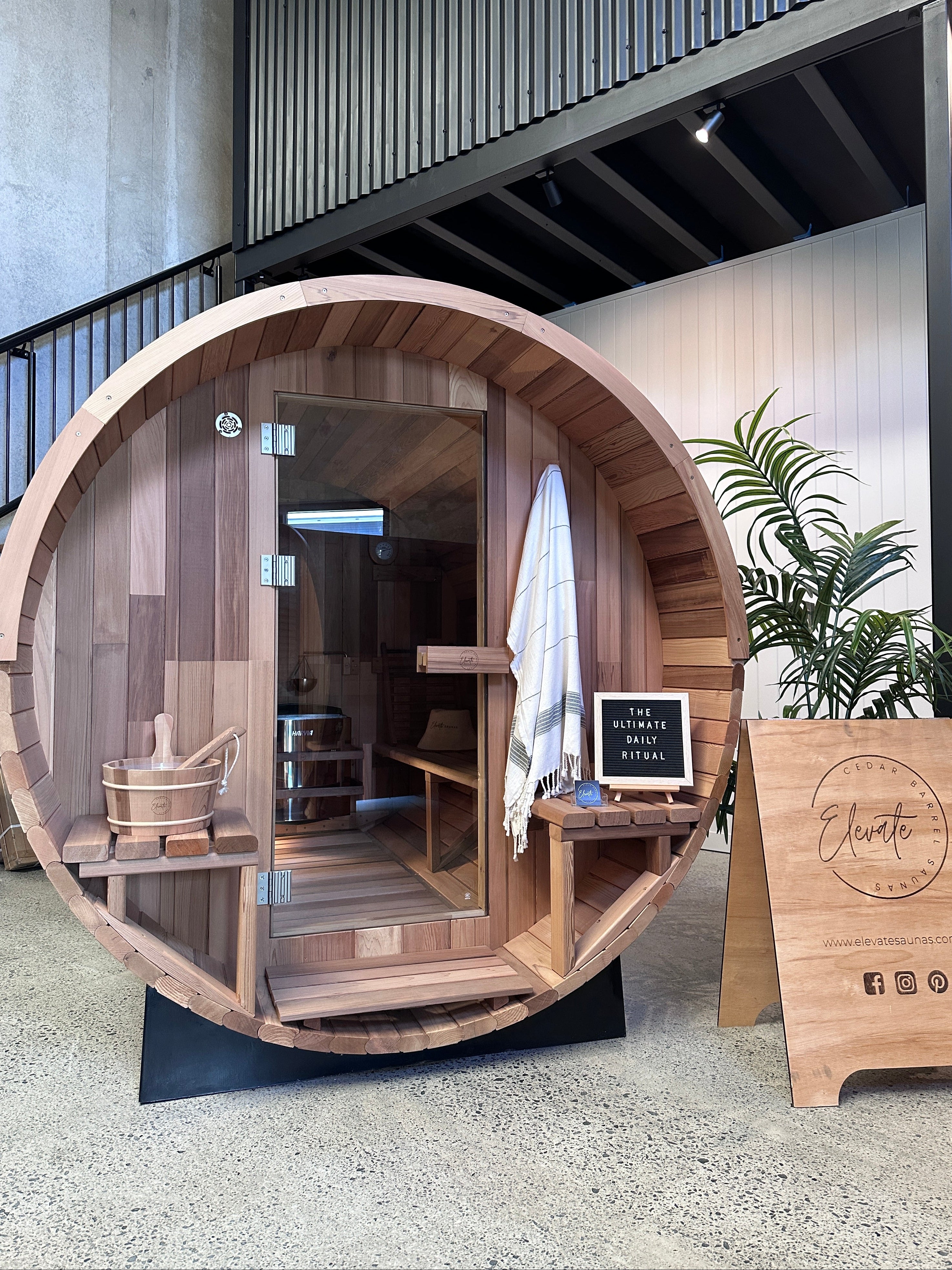 Deluxe 4-6 Person Barrel | Natural Cedar